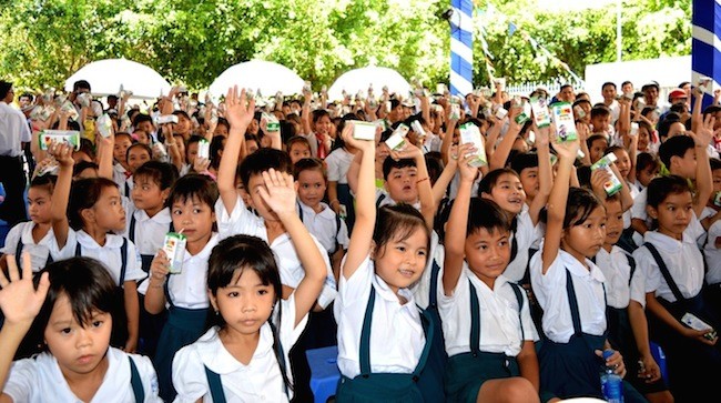 Quỹ sữa Vươn cao Việt Nam và Vinamilk trao tặng sữa cho trẻ em tại Vĩnh Long ảnh 2