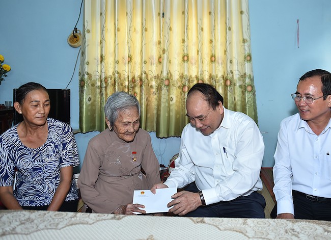 Thủ tướng: ‘đừng để công nhân không có tiền về quê’ ảnh 1