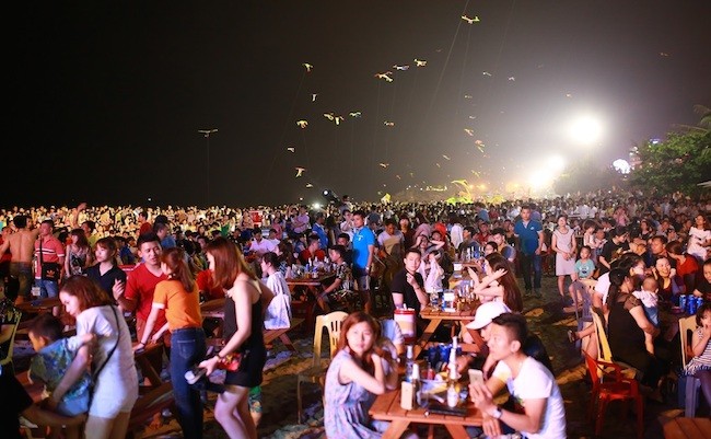 Khán giả Sầm Sơn cuồng nhiệt trong đêm nhạc EDM bãi biển ảnh 1