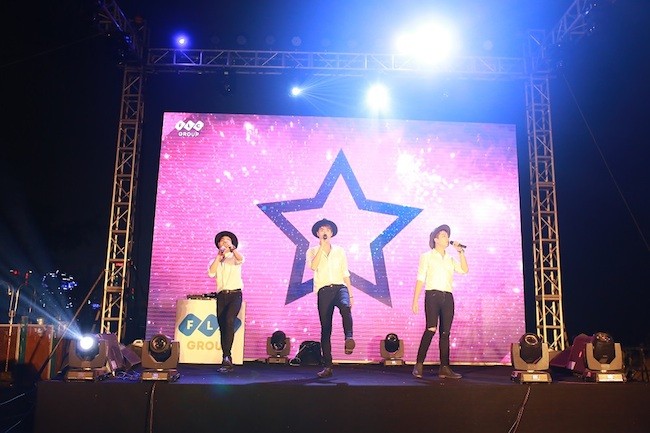 Khán giả Sầm Sơn cuồng nhiệt trong đêm nhạc EDM bãi biển ảnh 2