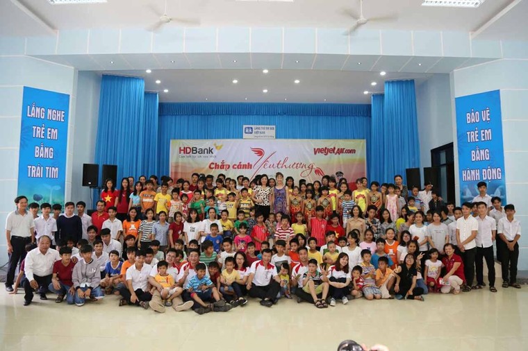 CEO Vietjet truyền cảm hứng cho trẻ em làng trẻ SOS ảnh 2