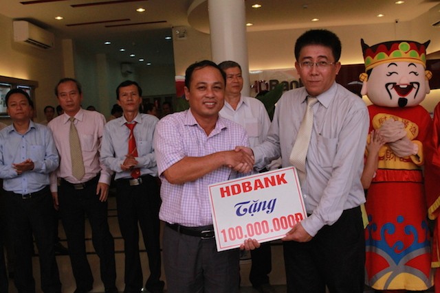 HDBank Đức Phổ khai trương, tặng 100 triệu cho người nghèo ảnh 1