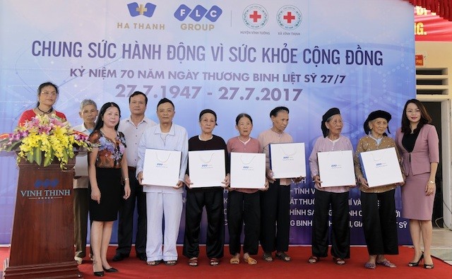 FLC phối hợp cùng Bệnh viện Hà Thành thăm khám và tặng quà người có công với cách mạng ảnh 1