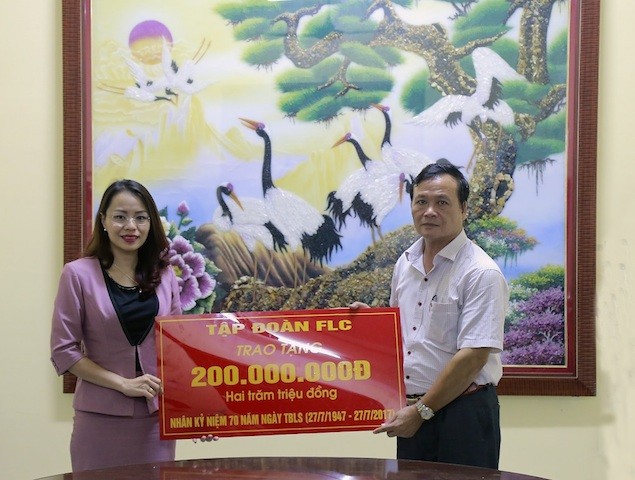 FLC phối hợp cùng Bệnh viện Hà Thành thăm khám và tặng quà người có công với cách mạng ảnh 2