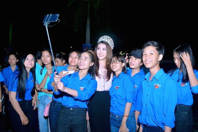 Mỹ Tâm đưa Hoa hậu Hoàng Kim “kết nối yêu thương” tại quê nhà ảnh 1