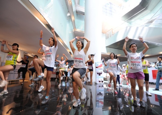 Hàng trăm vận động viên tham gia cuộc thi chạy thang bộ chinh phục đỉnh cao tại TP HCM ảnh 1