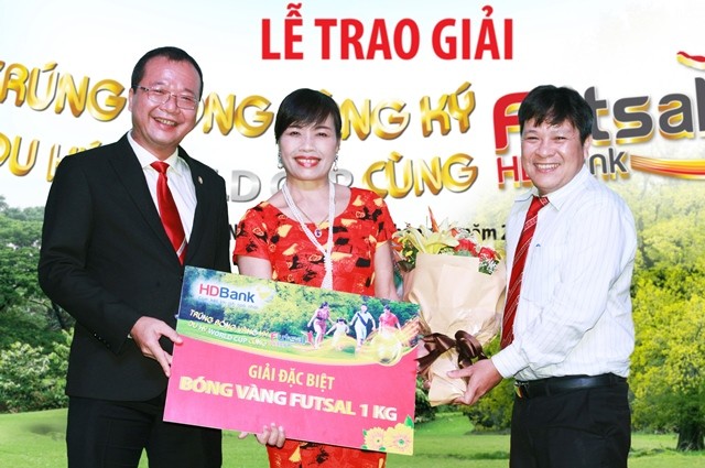 HDBank tặng khách hàng cúp vàng 9999 dịp cuối năm ảnh 1