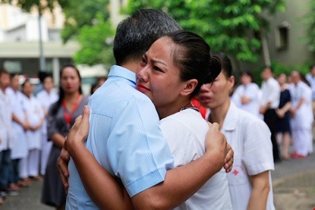 Bệnh nhân xếp hàng tiễn Viện trưởng Huyết học về hưu ảnh 1