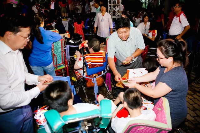 Xúc động mùa trung thu: Nữ tỷ phú hát cùng trẻ em mồ côi, khuyết tật ảnh 5