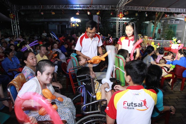 Xúc động mùa trung thu: Nữ tỷ phú hát cùng trẻ em mồ côi, khuyết tật ảnh 4