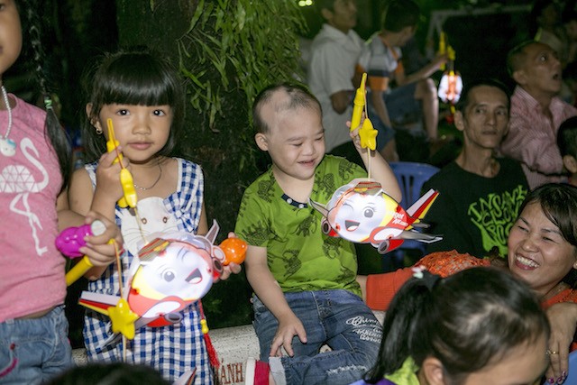 Xúc động mùa trung thu: Nữ tỷ phú hát cùng trẻ em mồ côi, khuyết tật ảnh 7