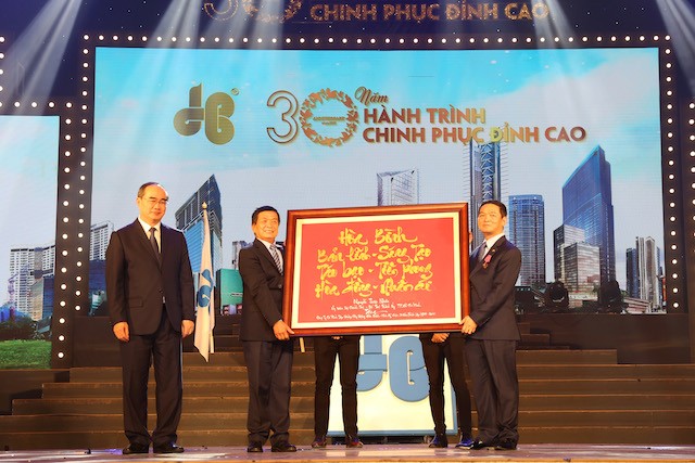 Tập đoàn Xây dựng Hòa Bình đón nhận Huân chương Lao động hạng Nhì ảnh 1