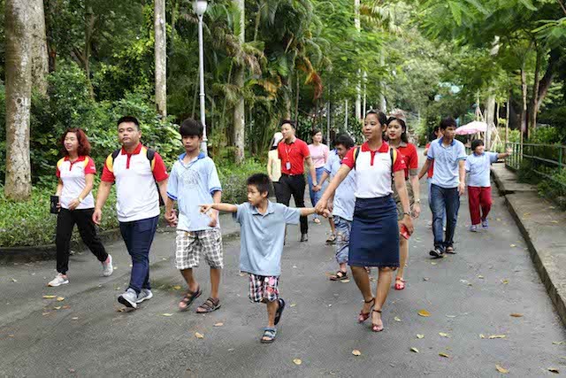 Xúc động mùa trung thu: Nữ tỷ phú hát cùng trẻ em mồ côi, khuyết tật ảnh 2