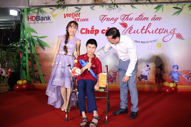 Xúc động mùa trung thu: Nữ tỷ phú hát cùng trẻ em mồ côi, khuyết tật ảnh 1