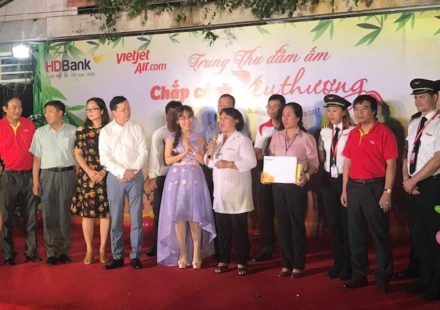 Xúc động mùa trung thu: Nữ tỷ phú hát cùng trẻ em mồ côi, khuyết tật ảnh 6