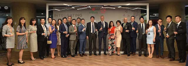 AIA và VPBank hợp tác phân phối bảo hiểm độc quyền 15 năm ảnh 2