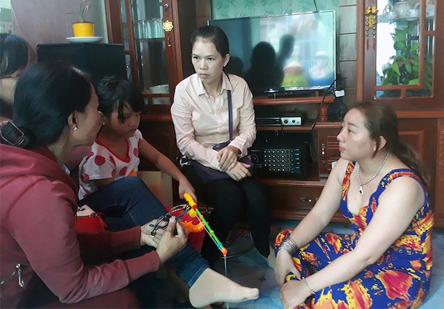 Tình tiết bất ngờ vụ bé gái nghi bị cha và mẹ kế bạo hành ảnh 1