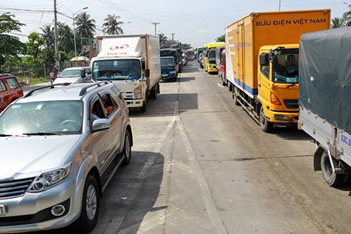 BOT Cai Lậy liên tục xả trạm, tài xế bị 'người lạ' hăm dọa ảnh 1