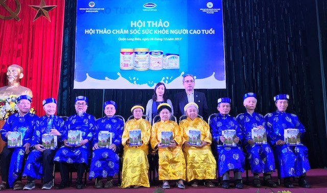 Vinamilk tiếp tục chăm sóc sức khoẻ cho người cao tuổi ảnh 1