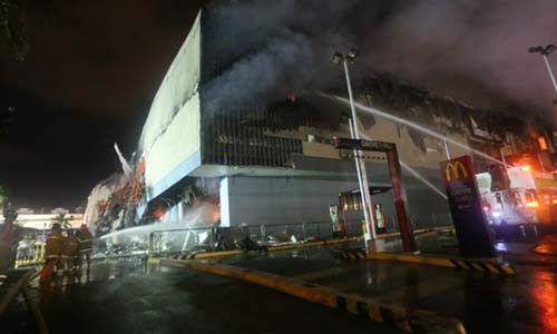 Tổng thống Philippines rơi lệ khi 37 người kẹt trong đám cháy ảnh 1