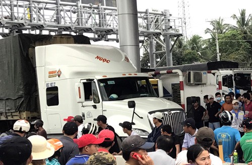 Tài xế lại phản đối, trạm BOT Cần Thơ - Phụng Hiệp hỗn loạn ảnh 1