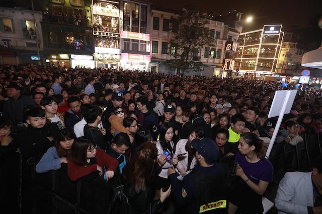 Giới trẻ Hà Nội đội mưa ‘kết nối triệu tâm hồn’ ảnh 1