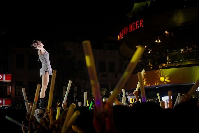 Giới trẻ Hà Nội đội mưa ‘kết nối triệu tâm hồn’ ảnh 3