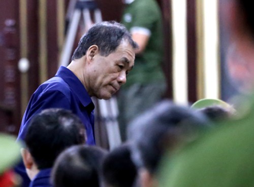 Trầm Bê gầy rộc, Phạm Công Danh bị choáng tại tòa ảnh 1