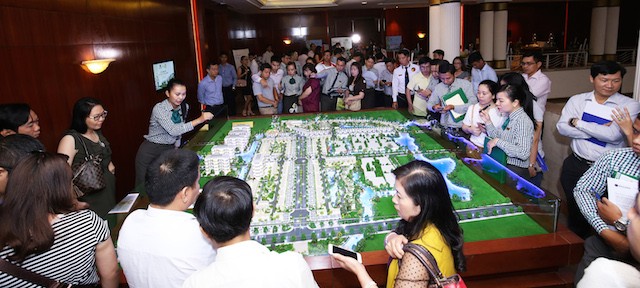 Khách hàng chen chân mua nhà dự án Dragon Village ảnh 1
