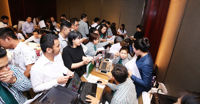 Khách hàng chen chân mua nhà dự án Dragon Village ảnh 2