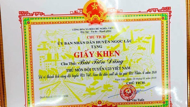 Chủ tịch huyện đến nhà thủ môn Tiến Dũng tặng giấy khen ảnh 1