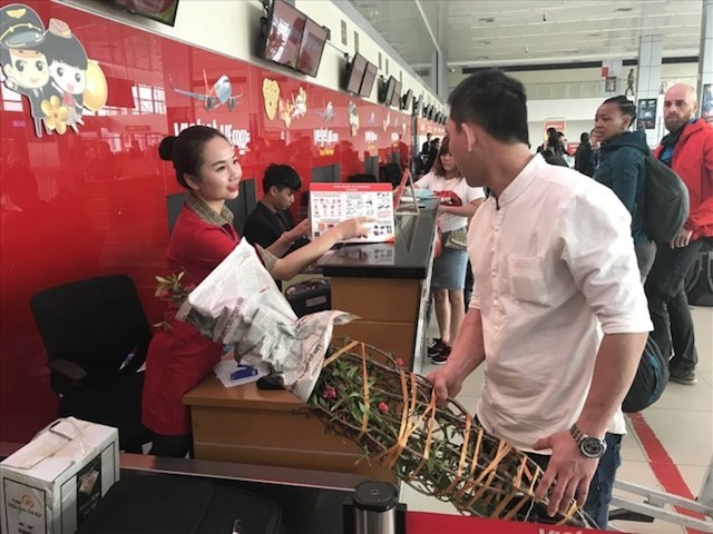 Những người thầm lặng sau những cánh bay mùa tết ảnh 5