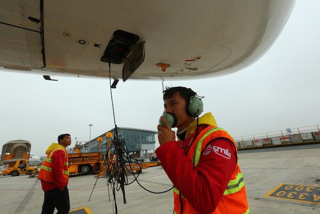 Những người thầm lặng sau những cánh bay mùa tết ảnh 4