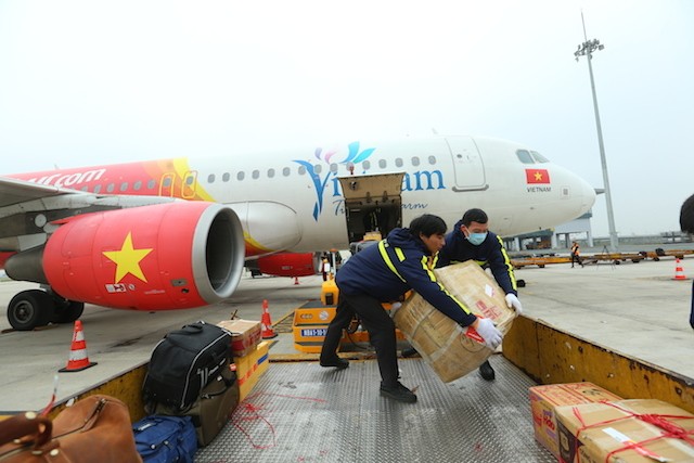 Những người thầm lặng sau những cánh bay mùa tết ảnh 6