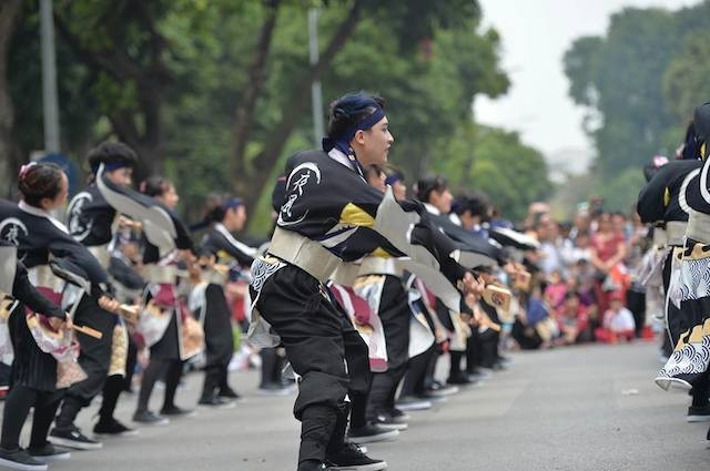 Biển người chen chân ngắm hoa anh đào ngày đầu lễ hội ảnh 10