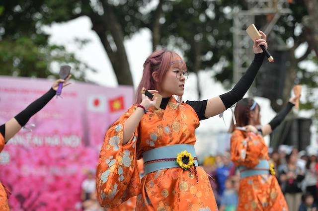 Biển người chen chân ngắm hoa anh đào ngày đầu lễ hội ảnh 11