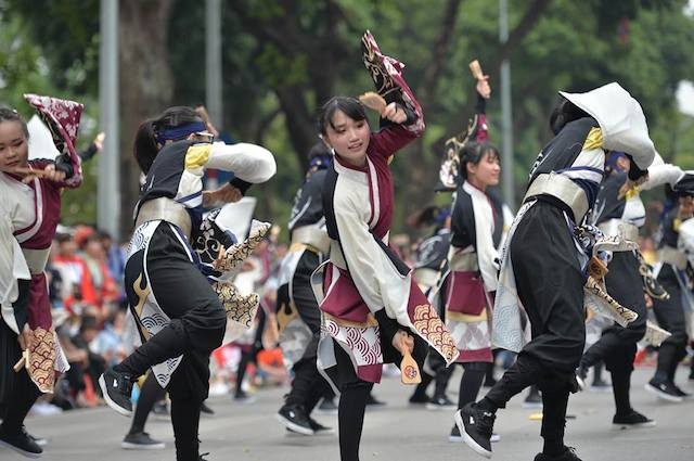 Biển người chen chân ngắm hoa anh đào ngày đầu lễ hội ảnh 8