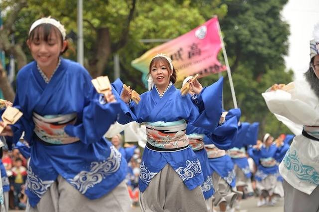 Biển người chen chân ngắm hoa anh đào ngày đầu lễ hội ảnh 7