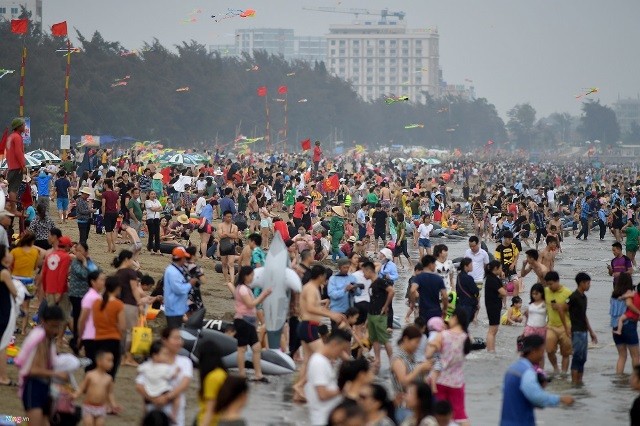 Du khách ùn ùn đổ về Sầm Sơn dịp nghỉ lễ 30/4 – 1/5 ảnh 1