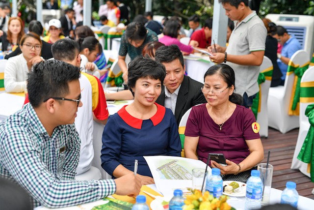 Khách hàng đội mưa giành quyền mua biệt thự đẹp nhất Dragon Villge ảnh 1