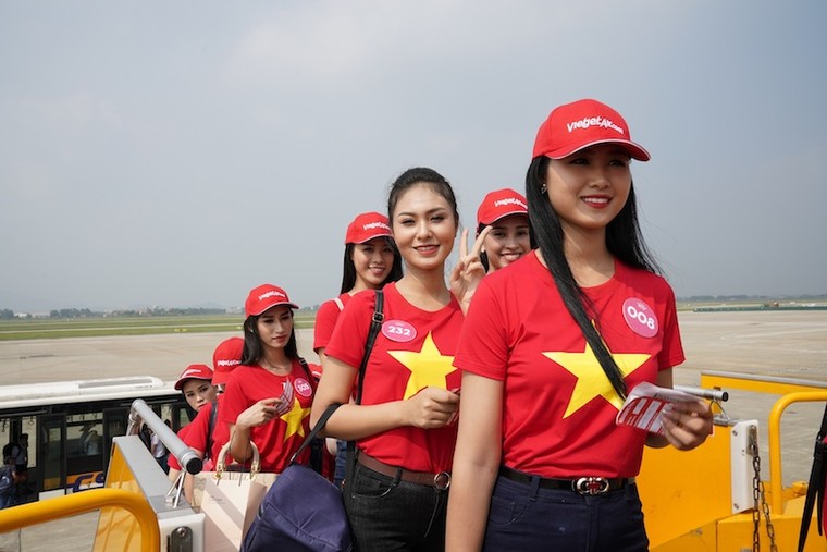 Top 43 Hoa hậu Việt Nam rực rỡ thu hút hành khách trên tàu bay Vietjet ảnh 3
