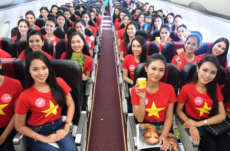 Top 43 Hoa hậu Việt Nam rực rỡ thu hút hành khách trên tàu bay Vietjet ảnh 4