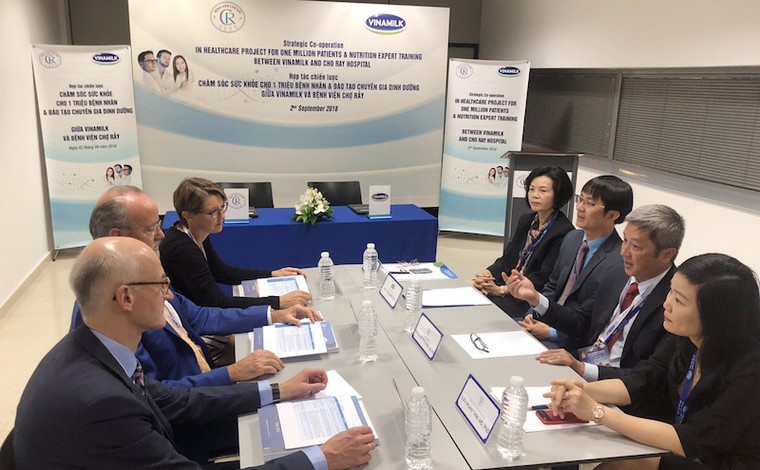 Vinamilk và Bệnh viện Chợ Rẫy ký kết hợp tác chiến lược nâng tầm quốc tế ​ ảnh 1