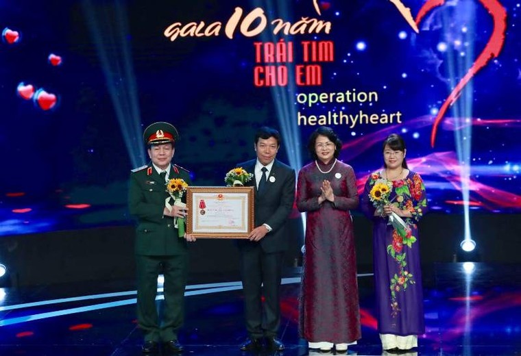 Hơn 25 tỷ đồng ủng hộ mổ tim trong đêm gala 10 năm ‘Trái tim cho em’ ảnh 2
