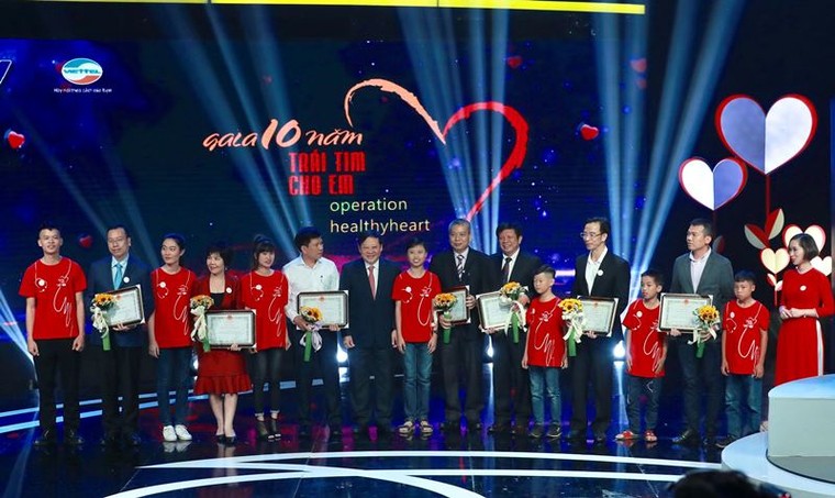 Hơn 25 tỷ đồng ủng hộ mổ tim trong đêm gala 10 năm ‘Trái tim cho em’ ảnh 1