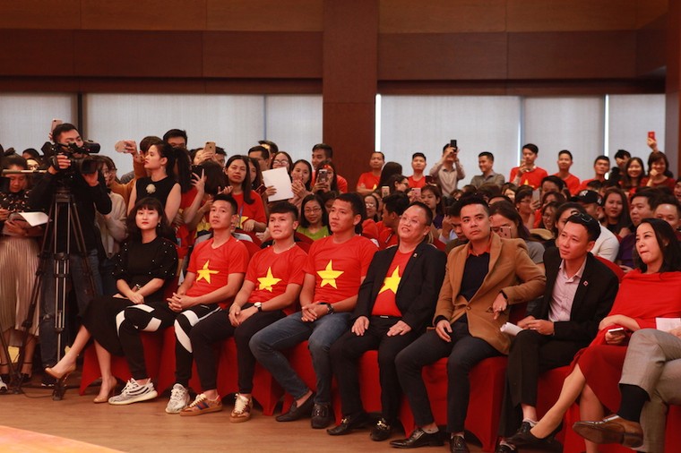 Eurowindow trao 3,2 tỷ đồng tiền thưởng cho các ‘người hùng’ AFF Cup ảnh 1