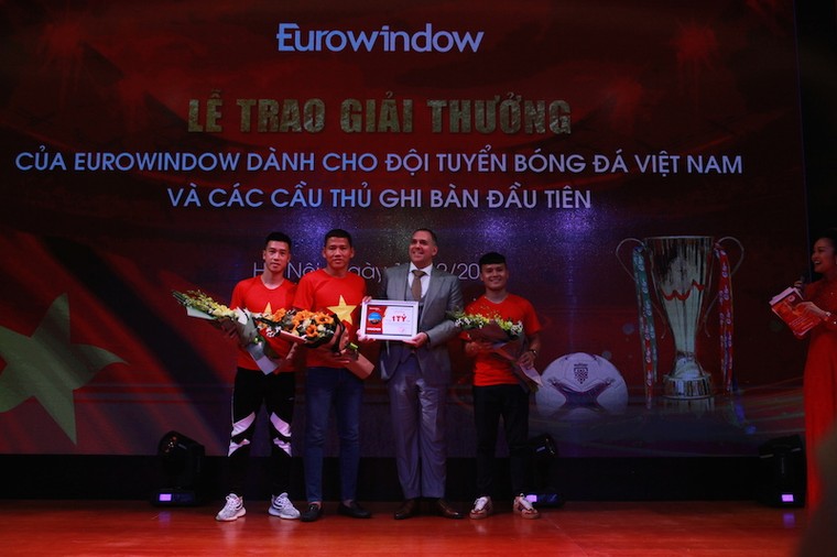 Eurowindow trao 3,2 tỷ đồng tiền thưởng cho các ‘người hùng’ AFF Cup ảnh 3
