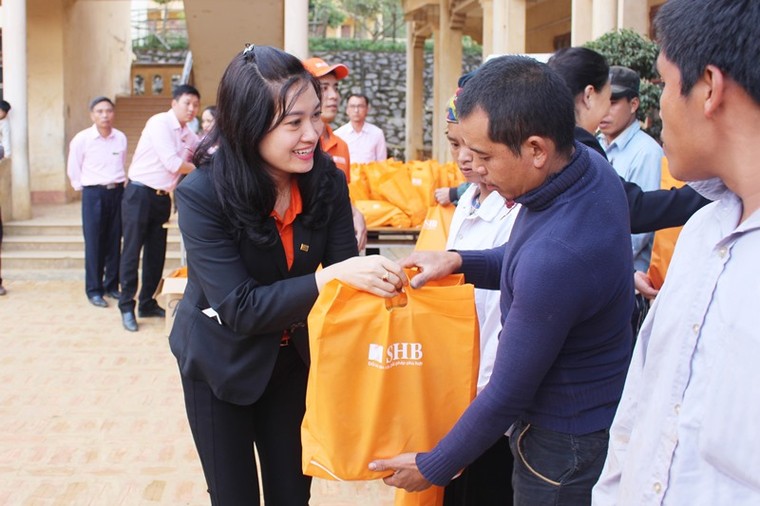 Ngân hàng SHB tặng đồng bào khó khăn tại Sơn La 1 tỷ đồng ảnh 2