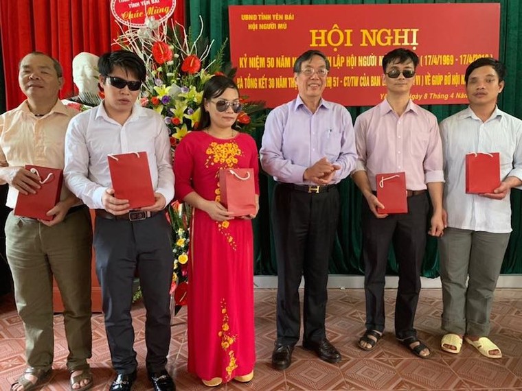 AIC Group tặng điện thoại '9999 hy vọng', giúp người khiếm thị ‘nhìn thấy cả thế giới’ ảnh 2