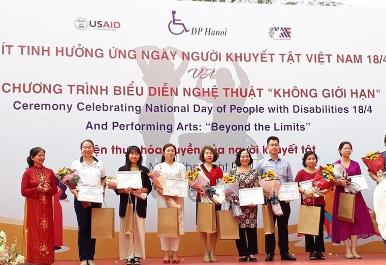 AIC Group tặng điện thoại '9999 hy vọng', giúp người khiếm thị ‘nhìn thấy cả thế giới’ ảnh 1